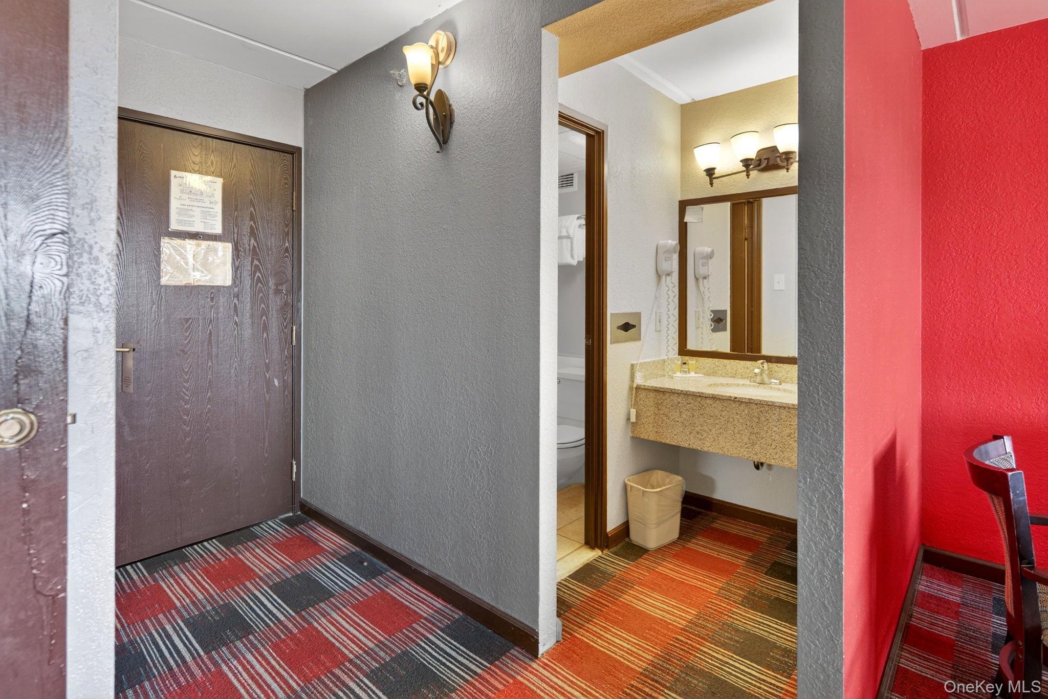 3 Watervliet Ave Ext, Colonie, NY 12206