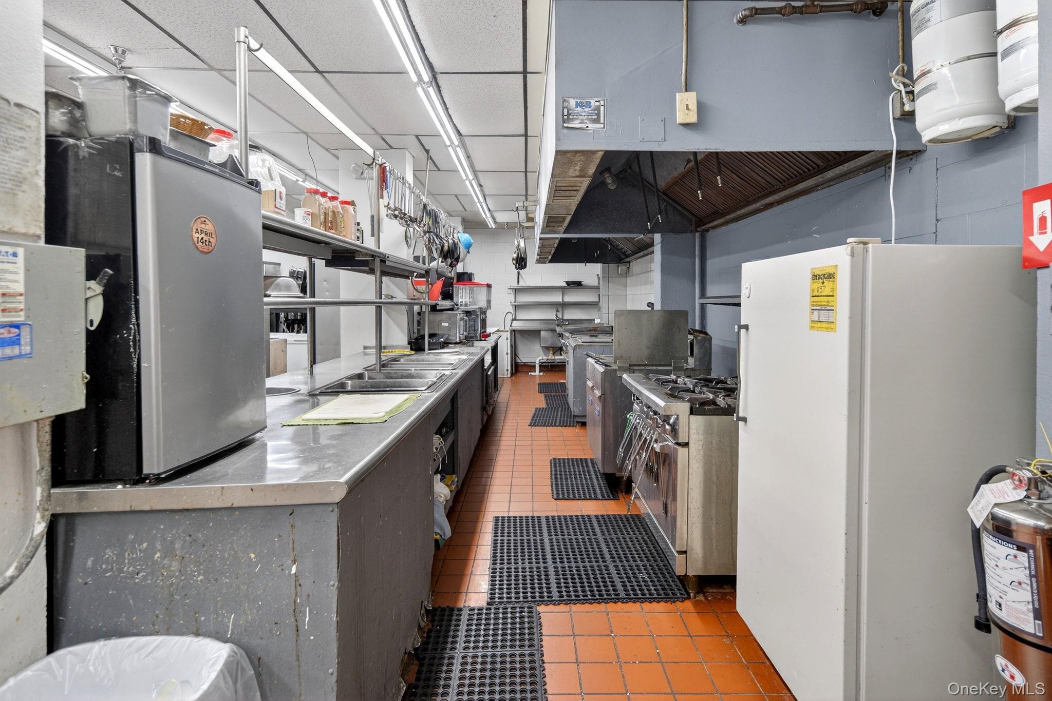 3 Watervliet Ave Ext, Colonie, NY 12206