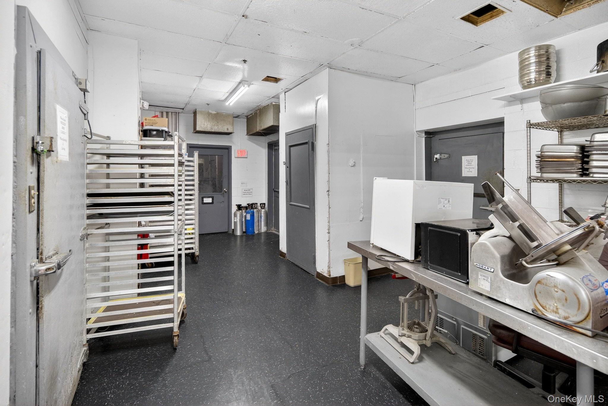 3 Watervliet Ave Ext, Colonie, NY 12206