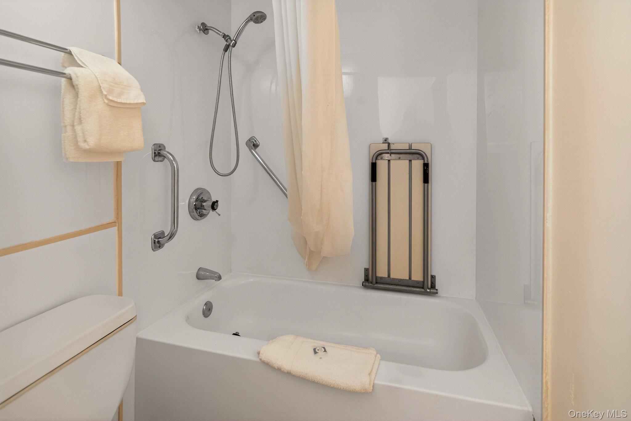 3 Watervliet Ave Ext, Colonie, NY 12206