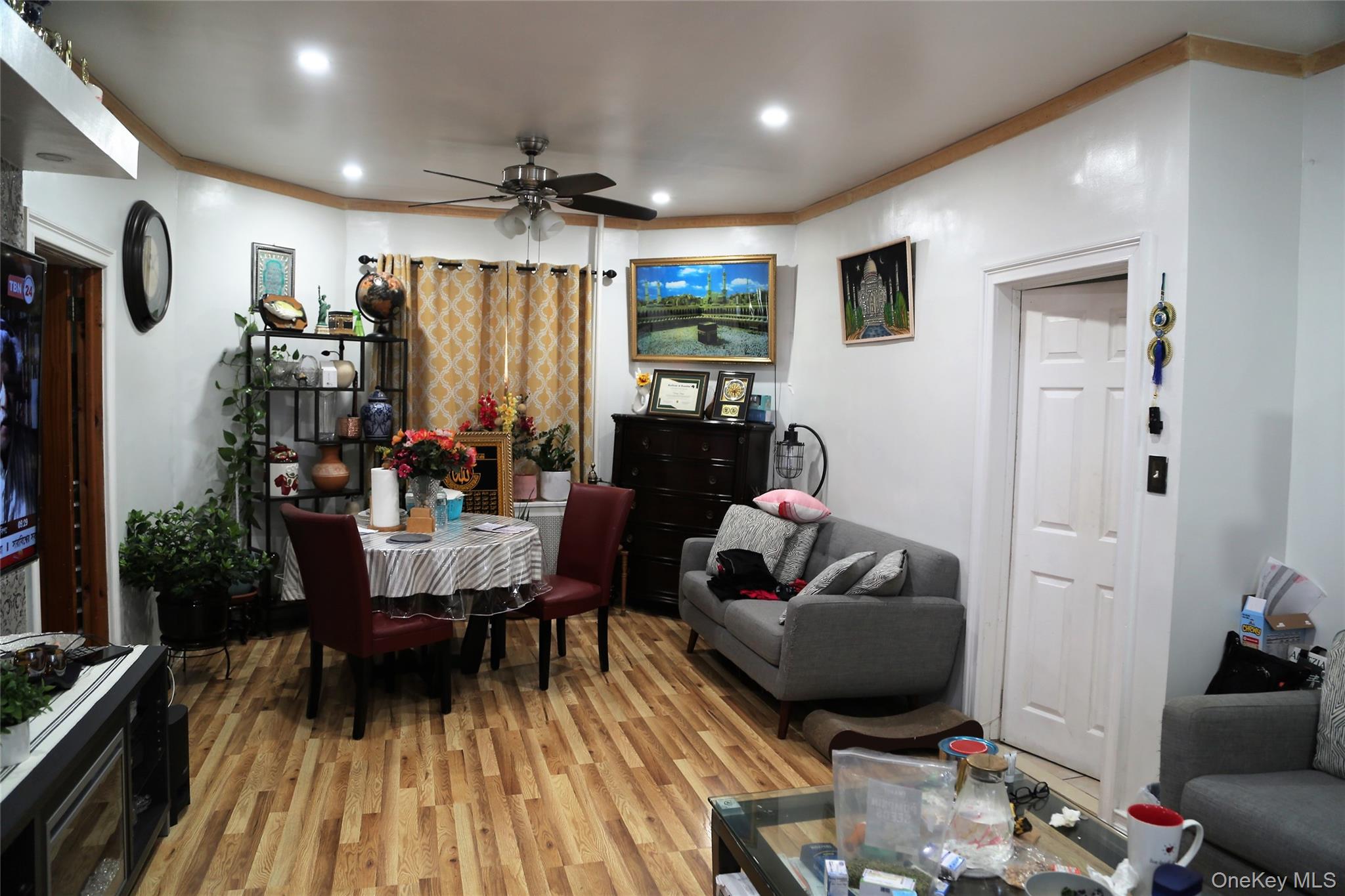 35 50 75th ST 6D # 6D, Flushing, NY 11372