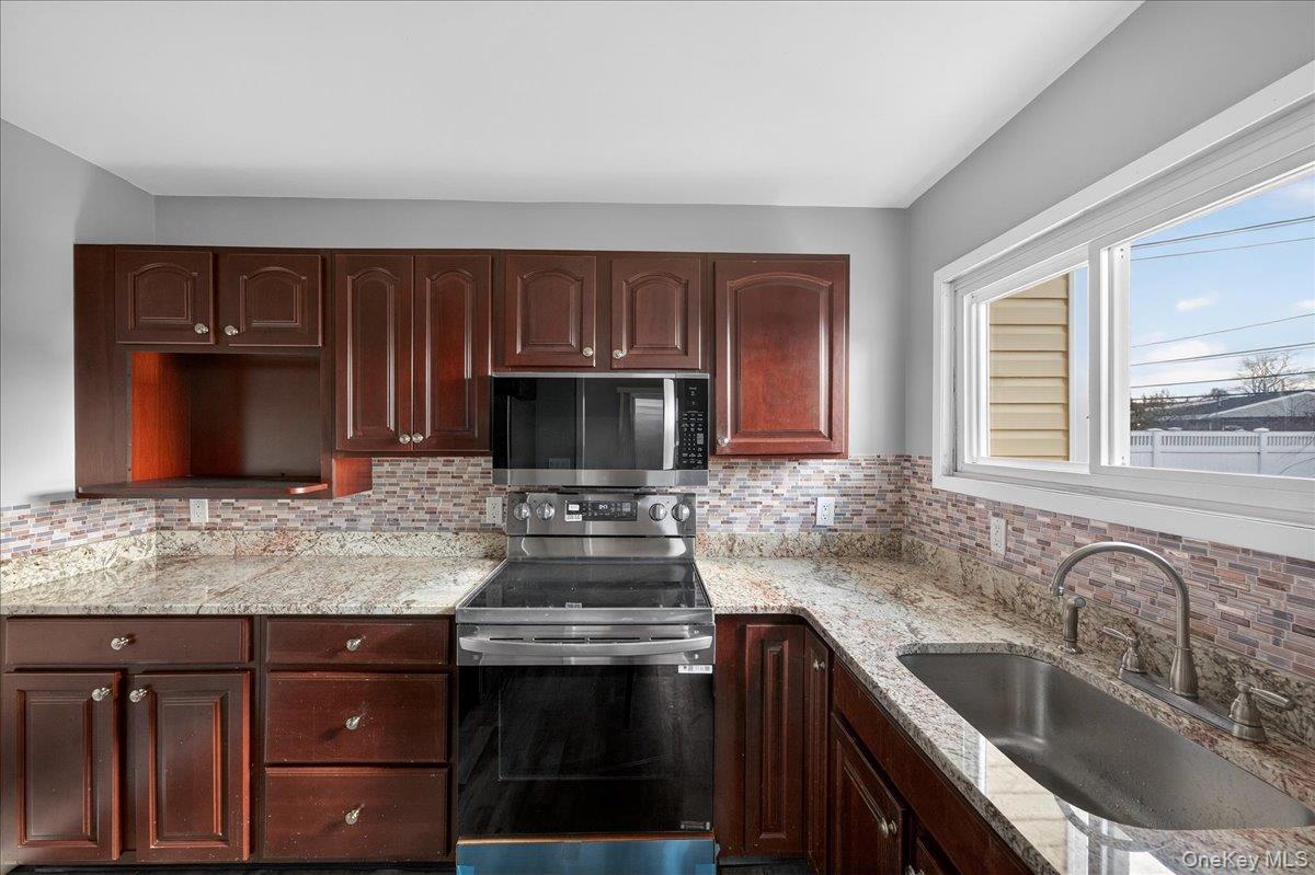 21 Somerset Road N, Amityville, NY 11701