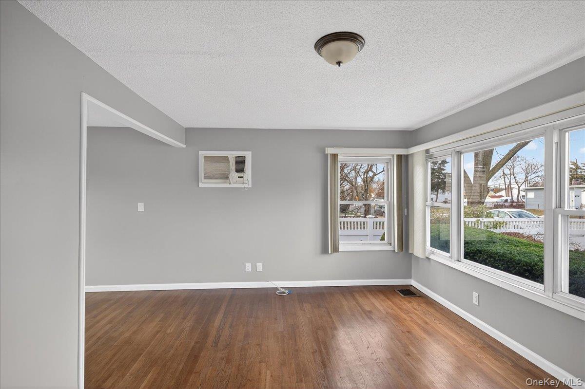 21 Somerset Road N, Amityville, NY 11701