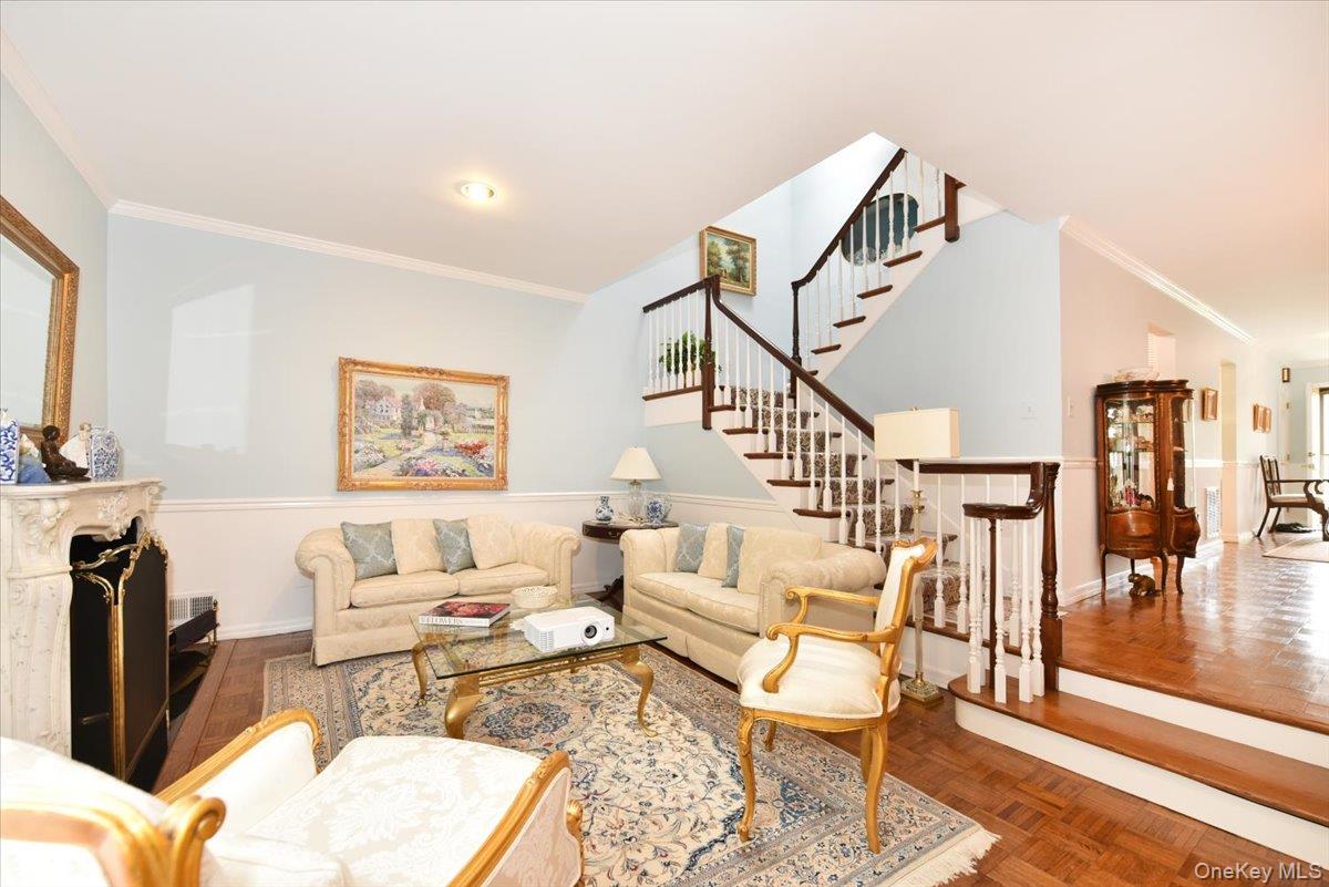 10 Southgate Circle, Massapequa Park, NY 11762