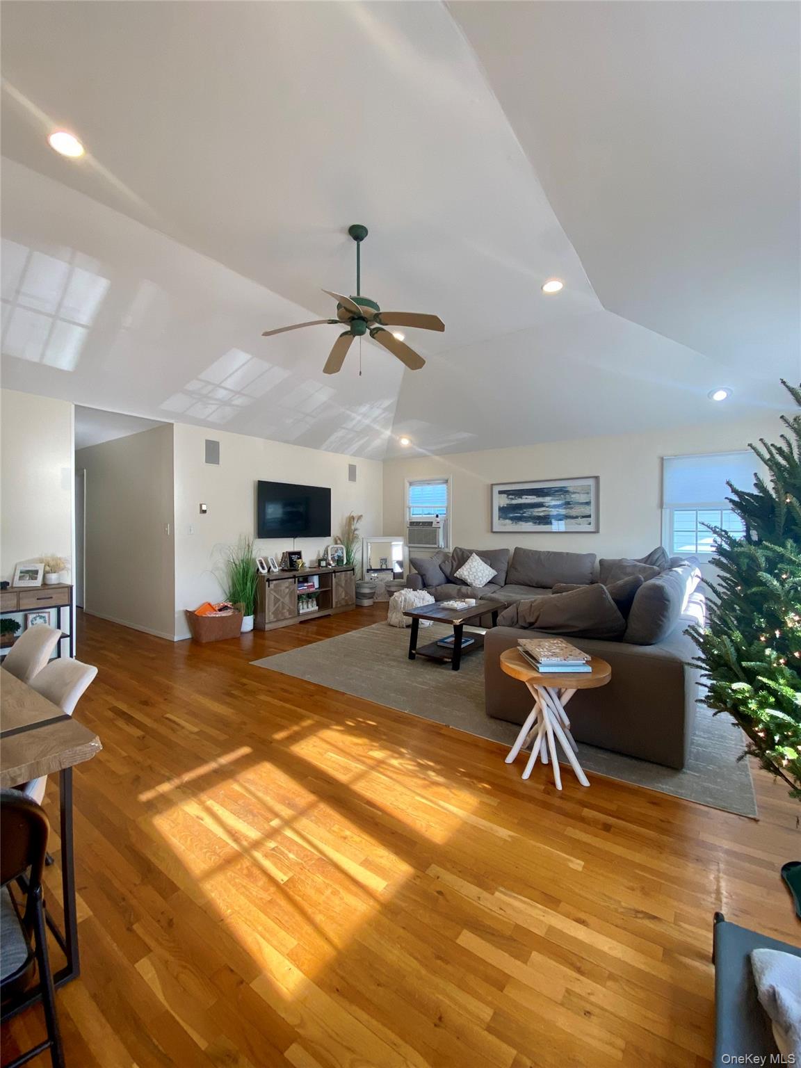 641 E Olive Street # upper, Long Beach, NY 11561