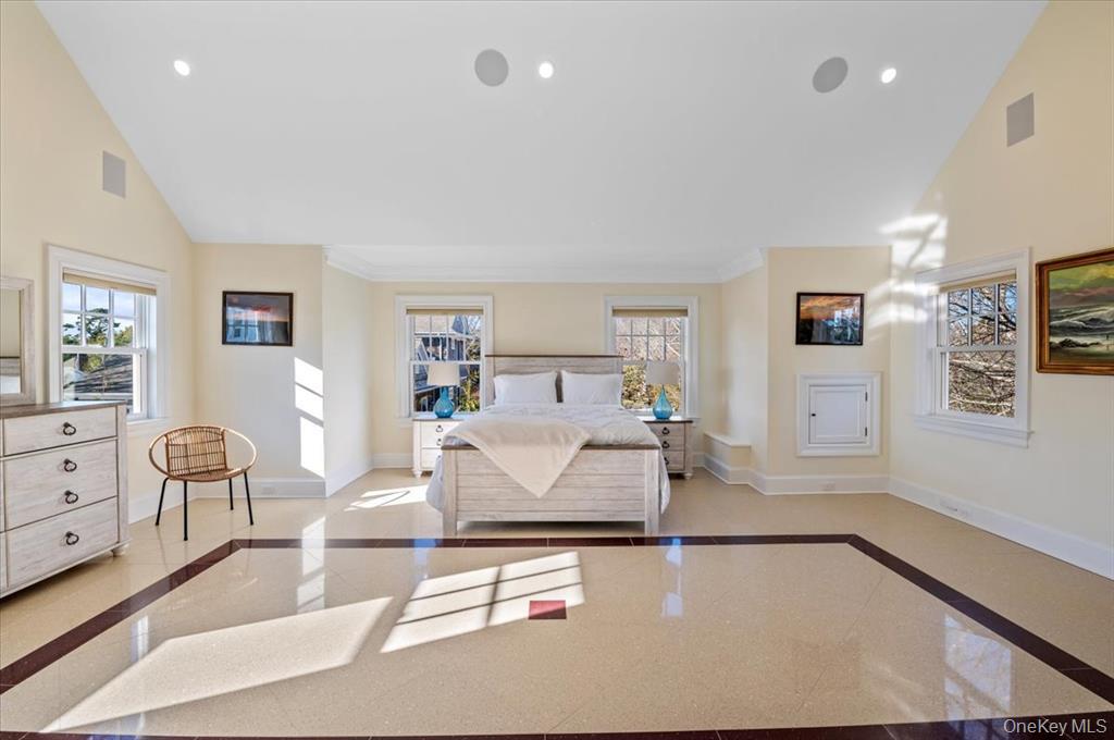 17 Ludlow Lane, Hampton Bays, NY 11946