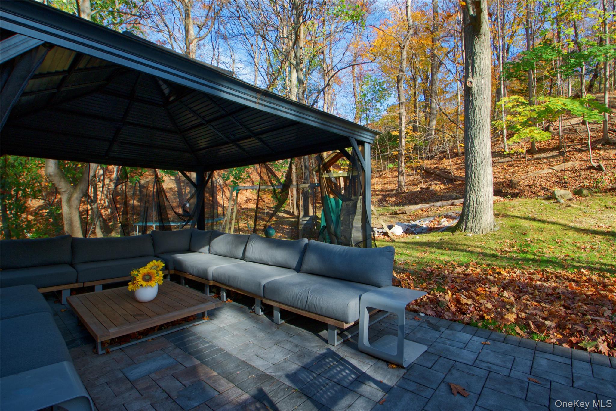 50 Davis Lane, Roslyn, NY 11576