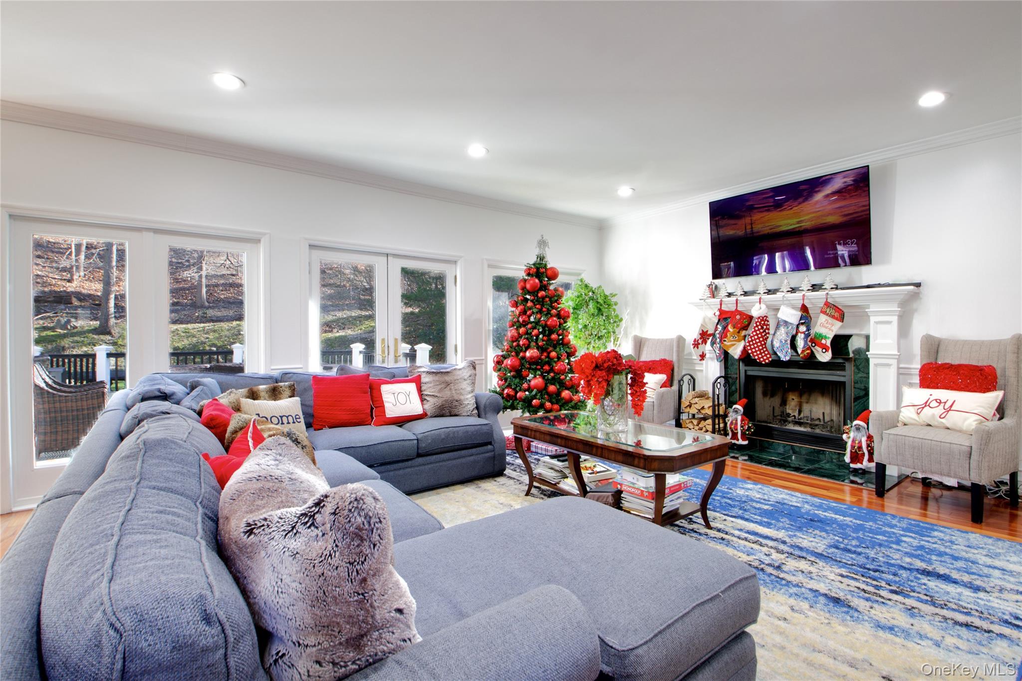 50 Davis Lane, Roslyn, NY 11576