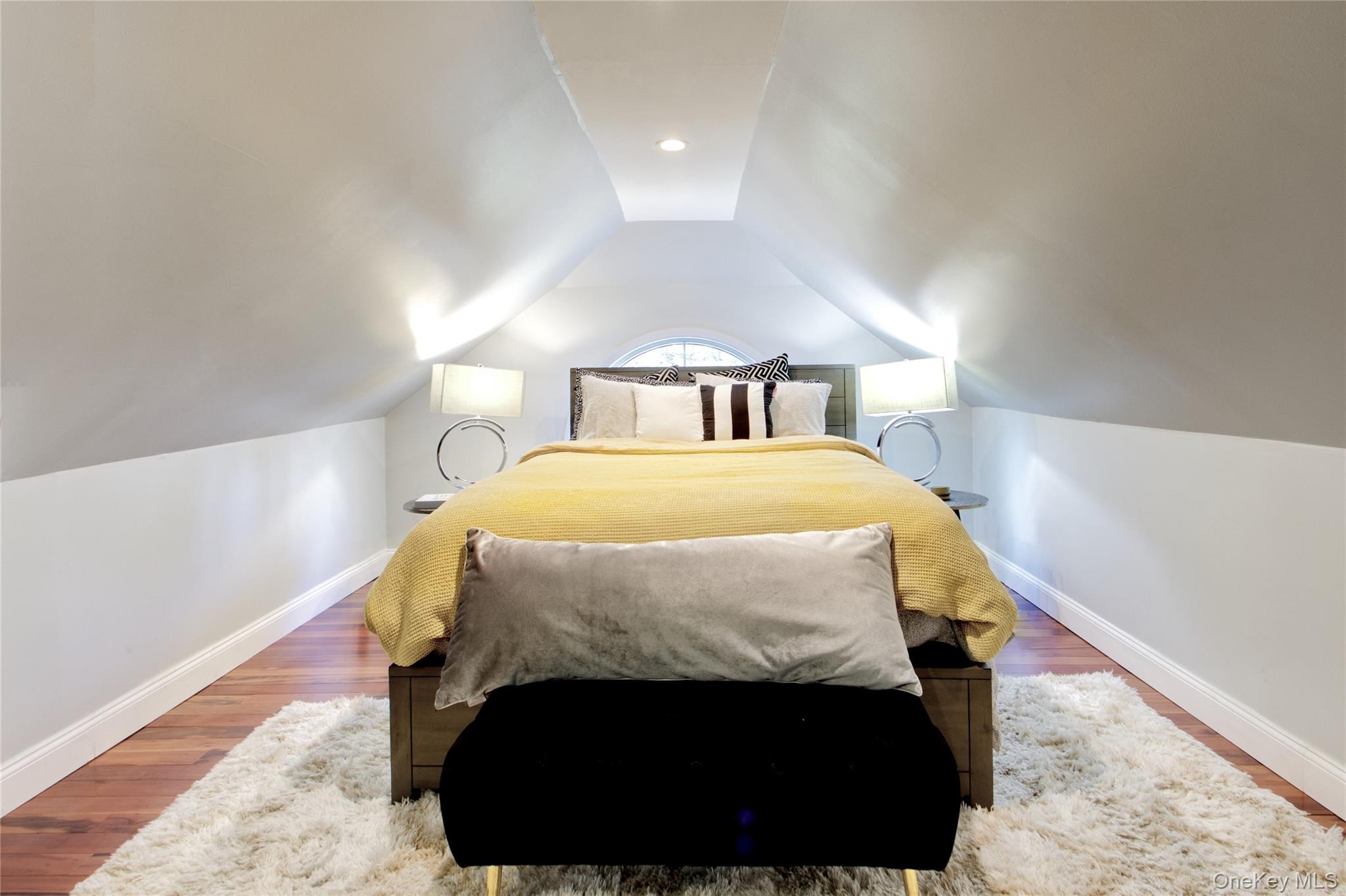 50 Davis Lane, Roslyn, NY 11576