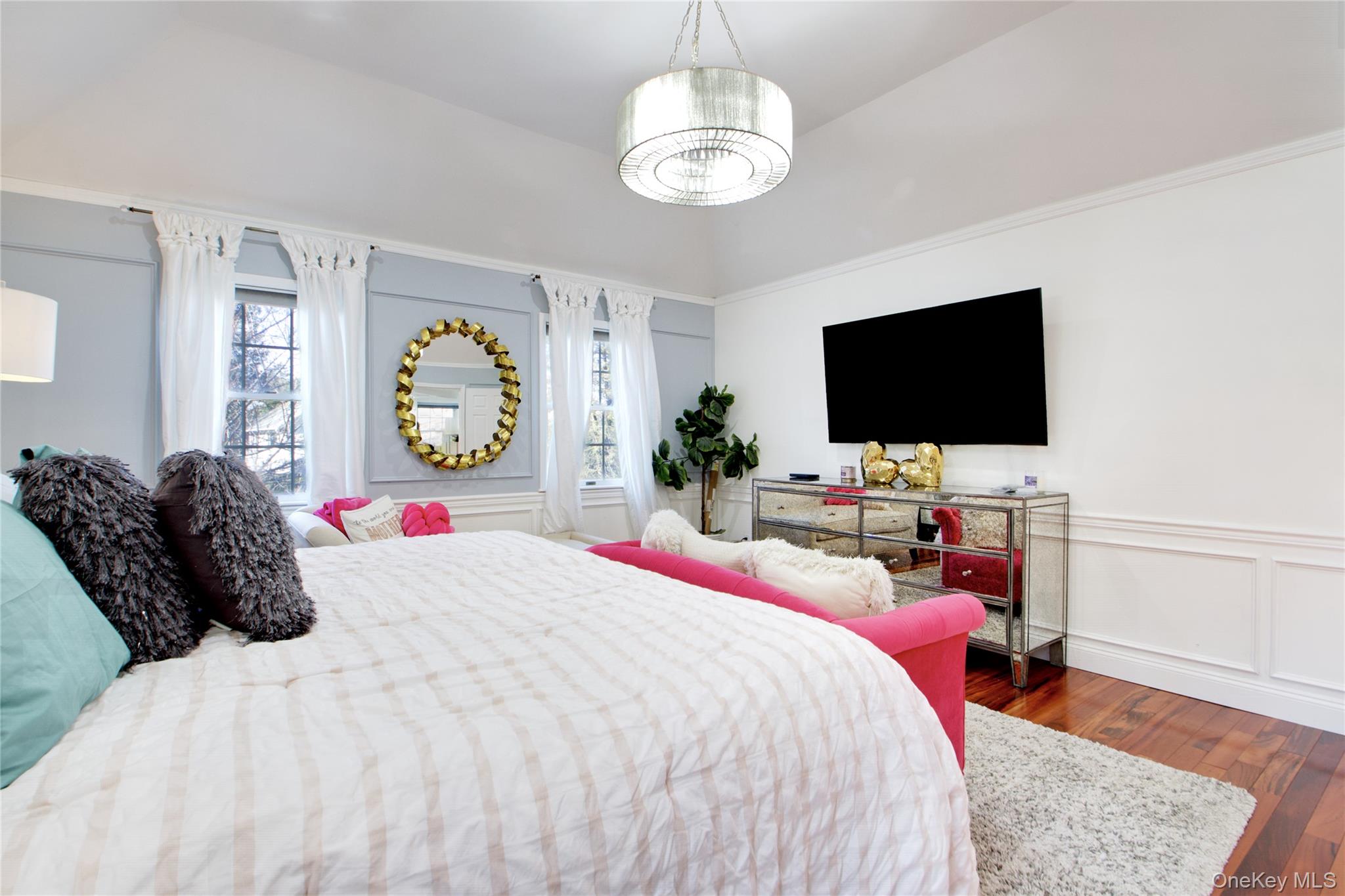 50 Davis Lane, Roslyn, NY 11576