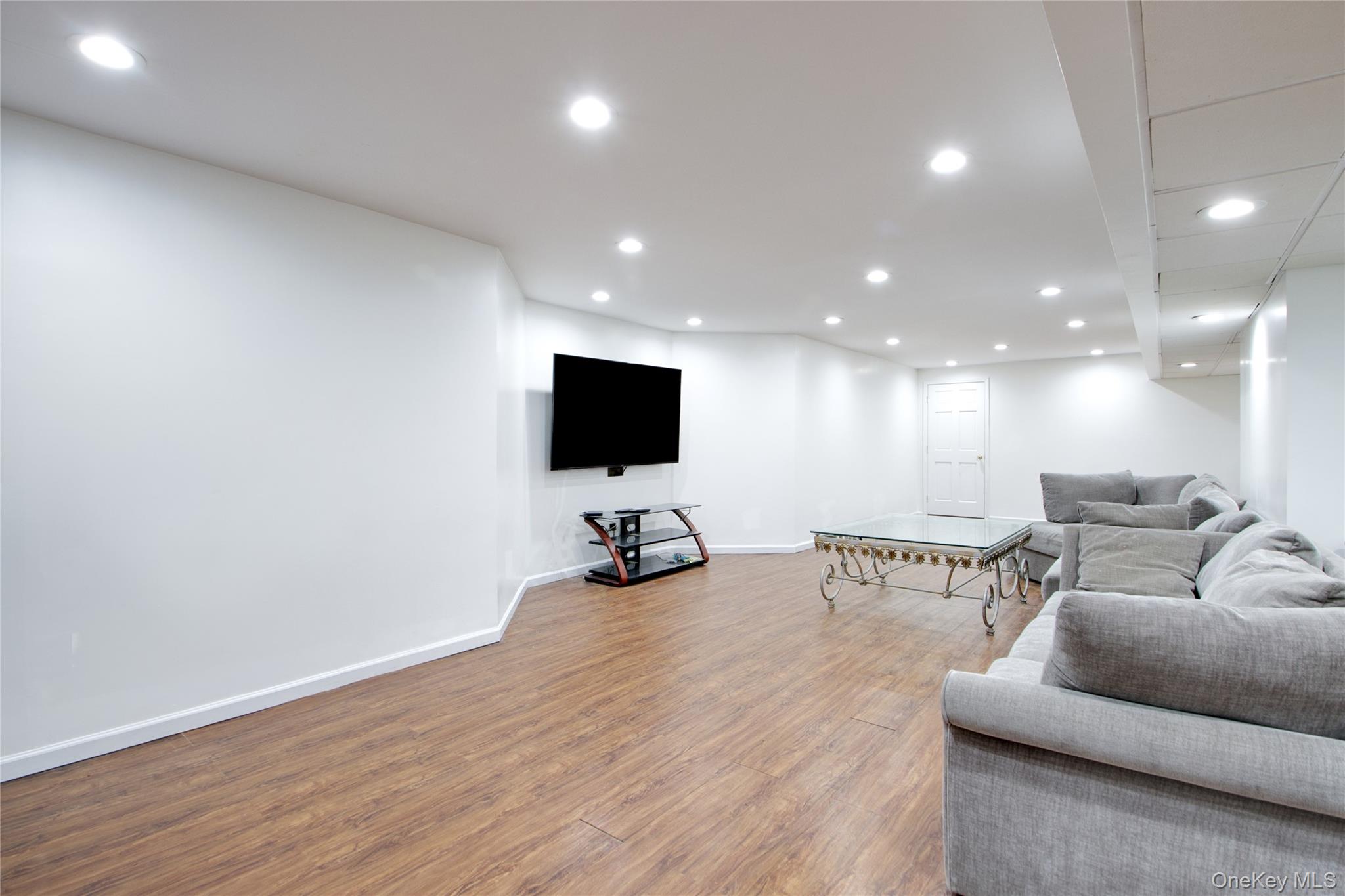 50 Davis Lane, Roslyn, NY 11576