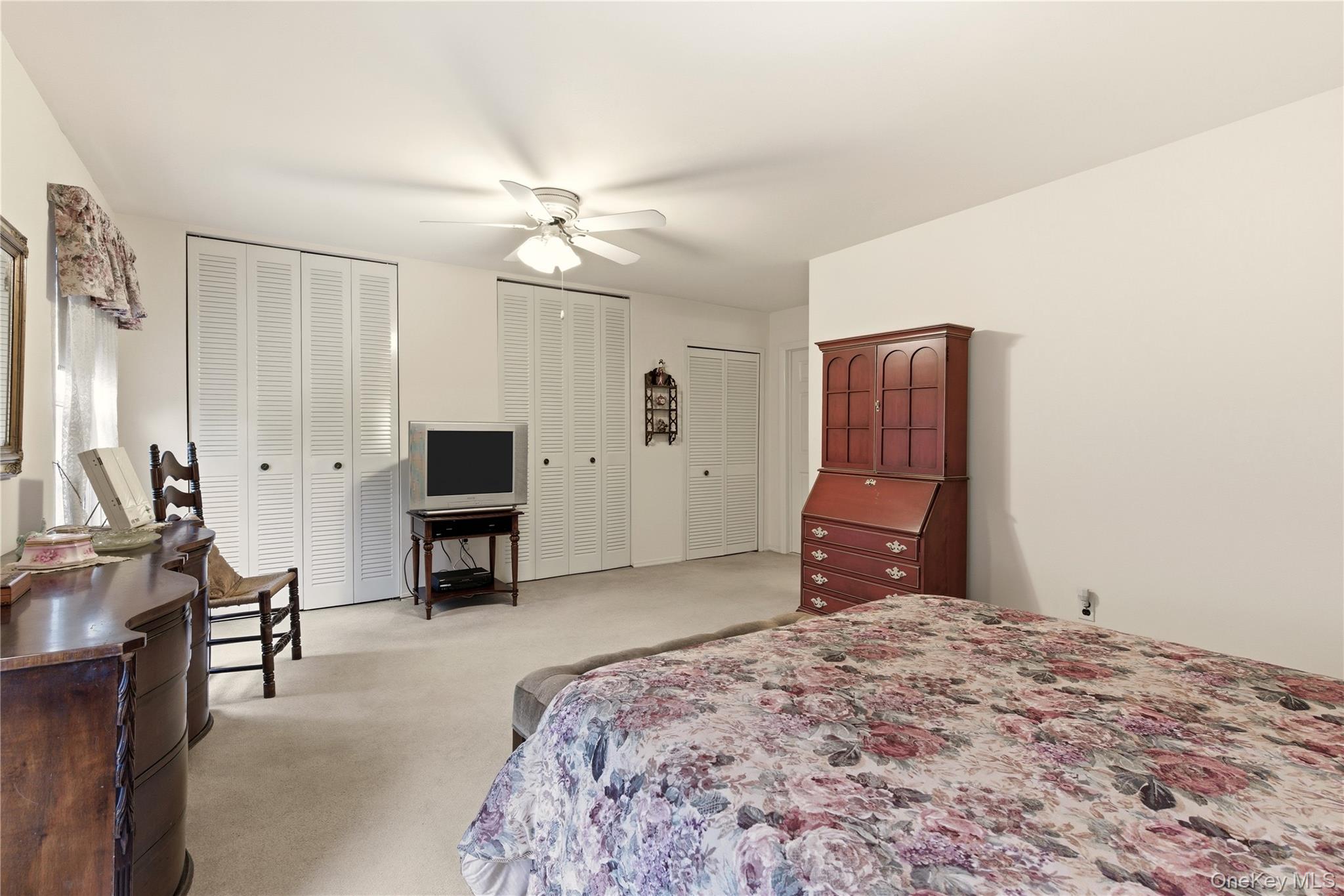 10 Hampton Way, Woodbury, NY 11797