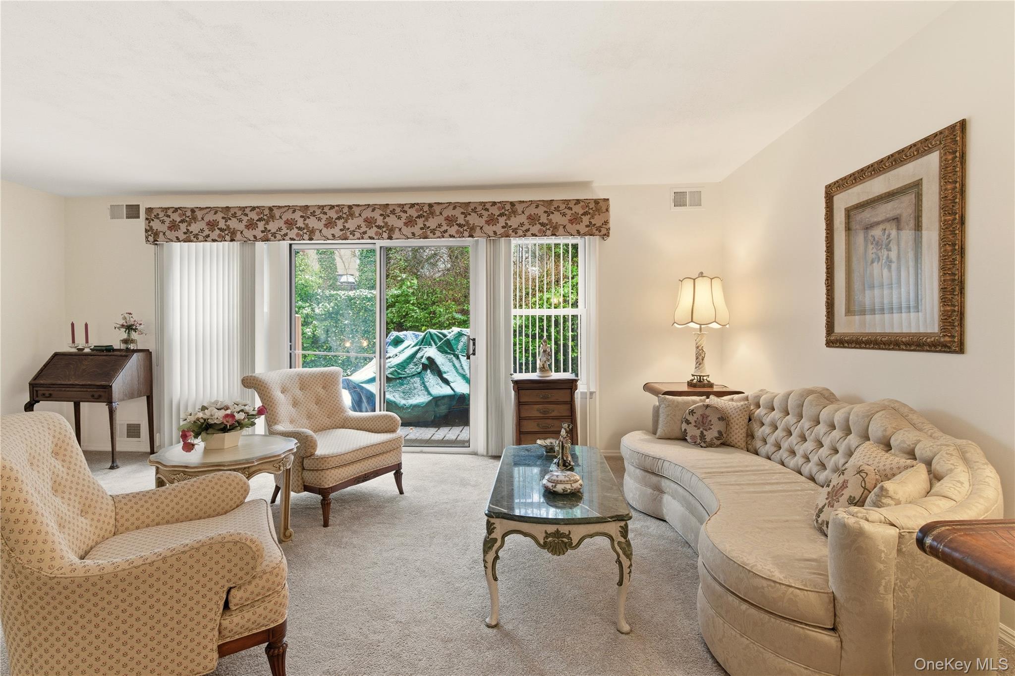 10 Hampton Way, Woodbury, NY 11797