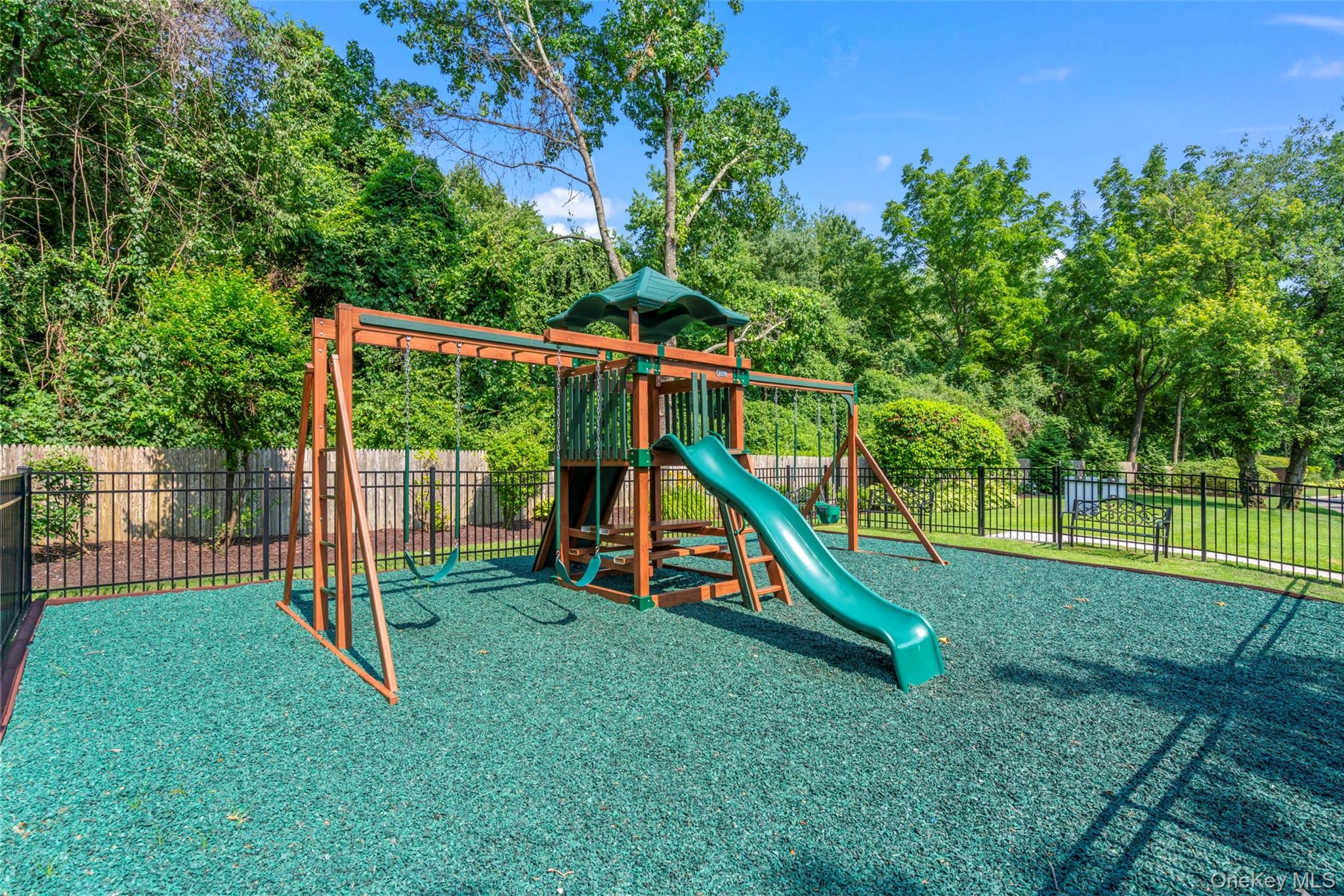 10 Hampton Way, Woodbury, NY 11797