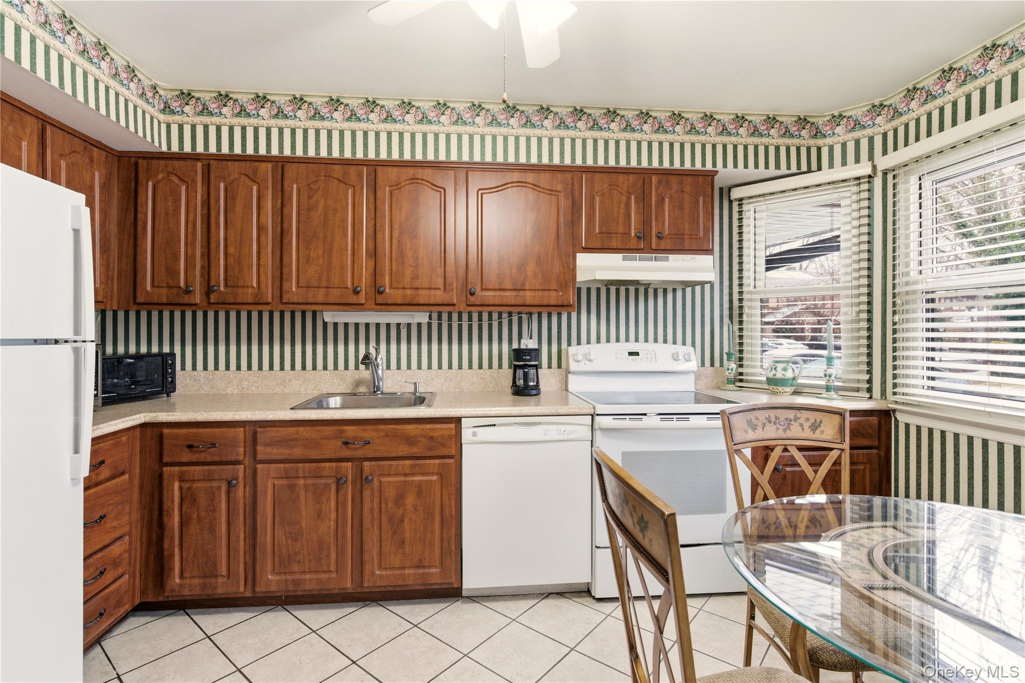 10 Hampton Way, Woodbury, NY 11797