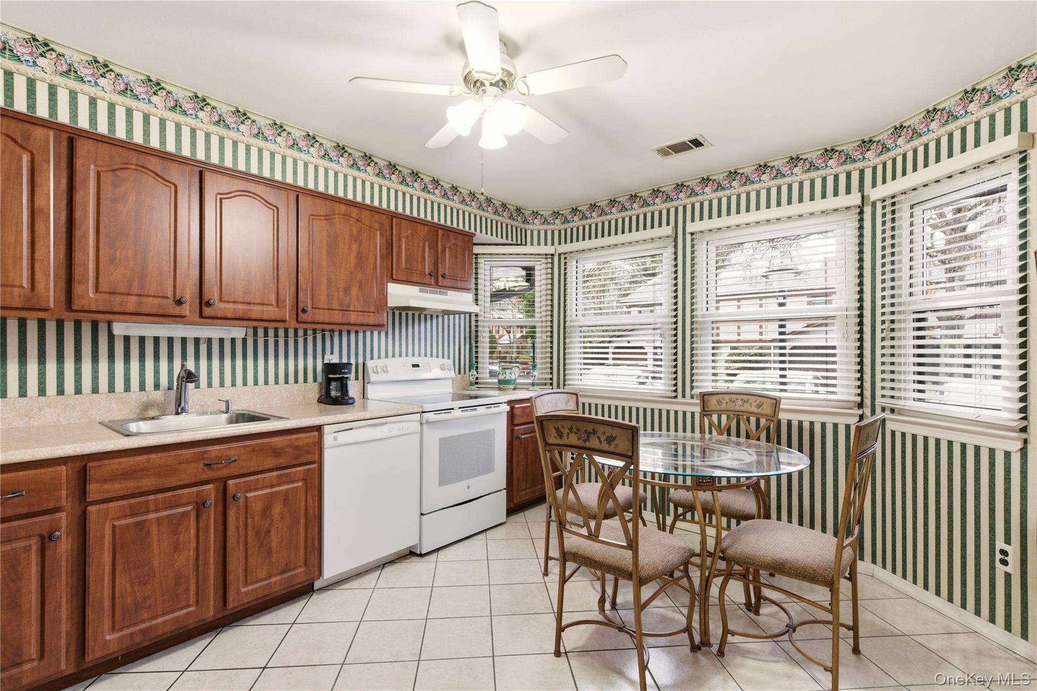 10 Hampton Way, Woodbury, NY 11797