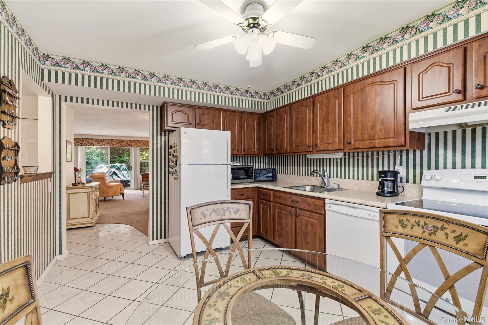 10 Hampton Way, Woodbury, NY 11797