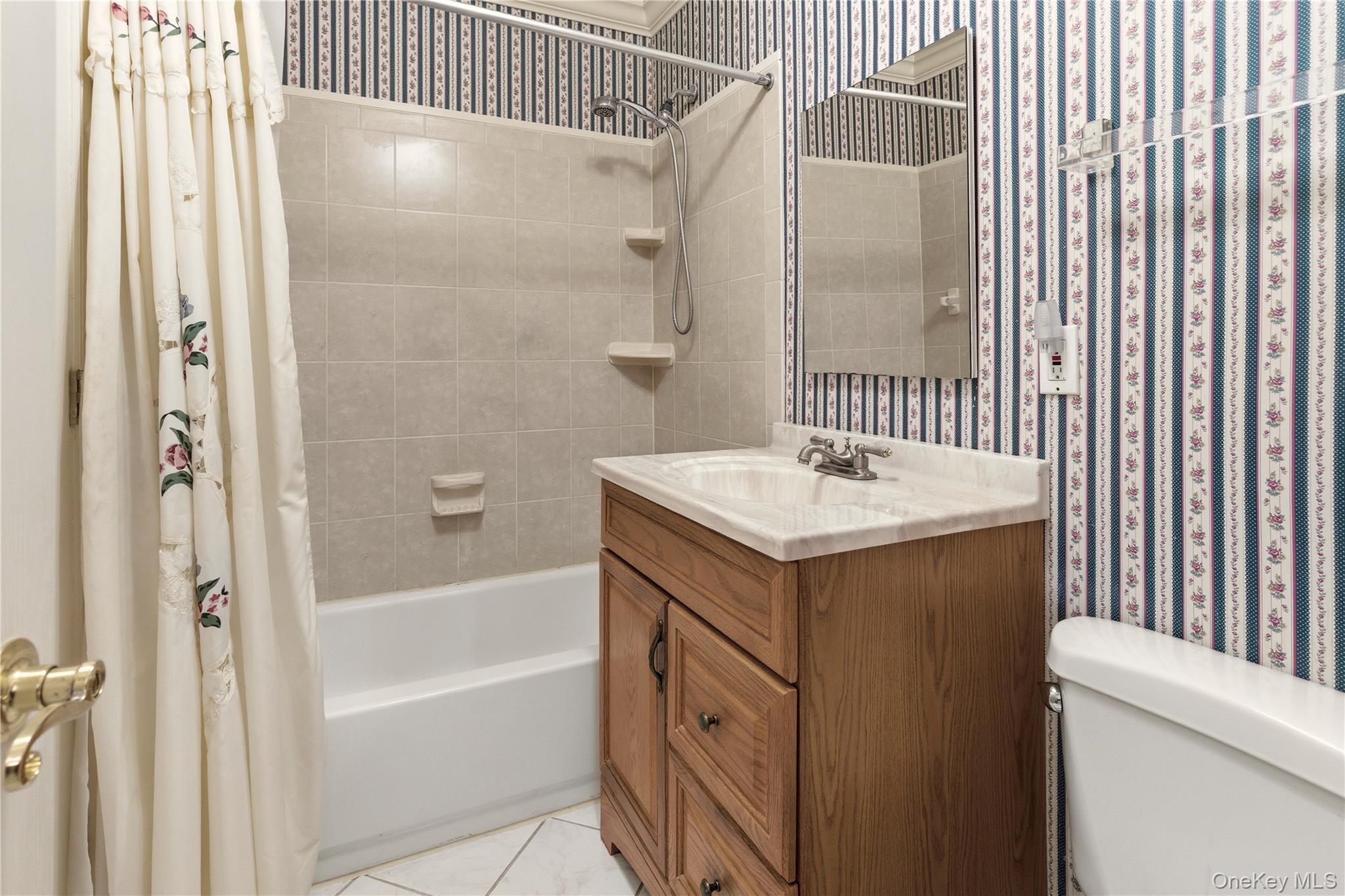 10 Hampton Way, Woodbury, NY 11797