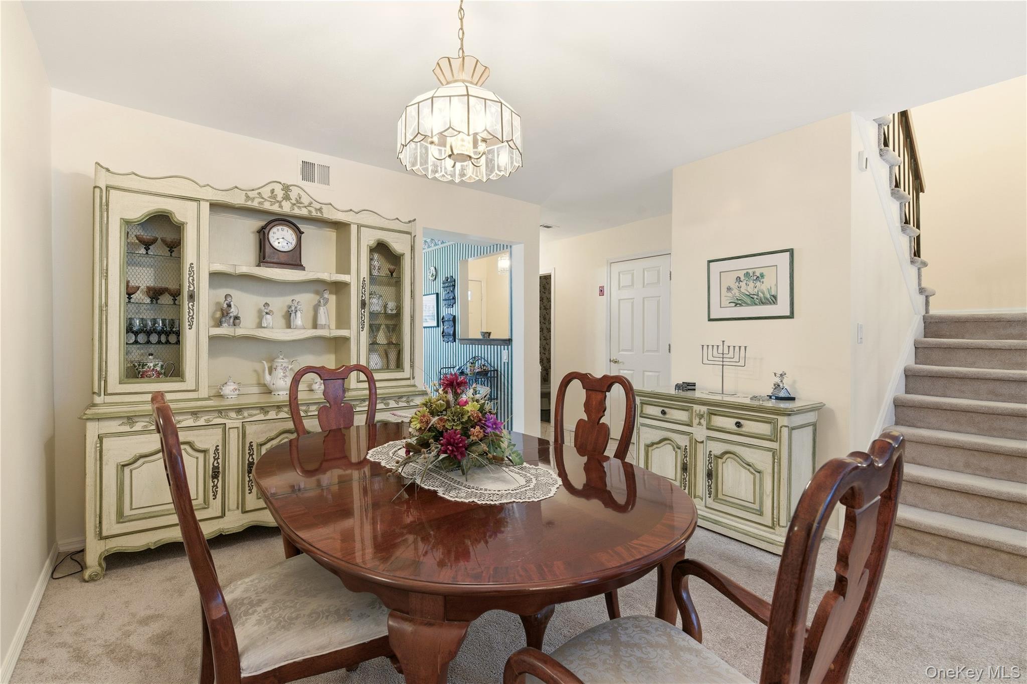 10 Hampton Way, Woodbury, NY 11797