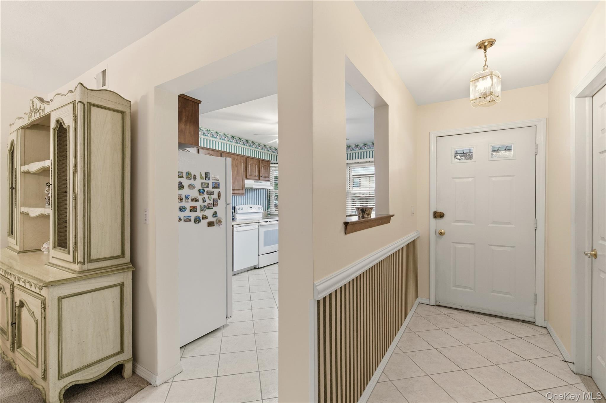 10 Hampton Way, Woodbury, NY 11797