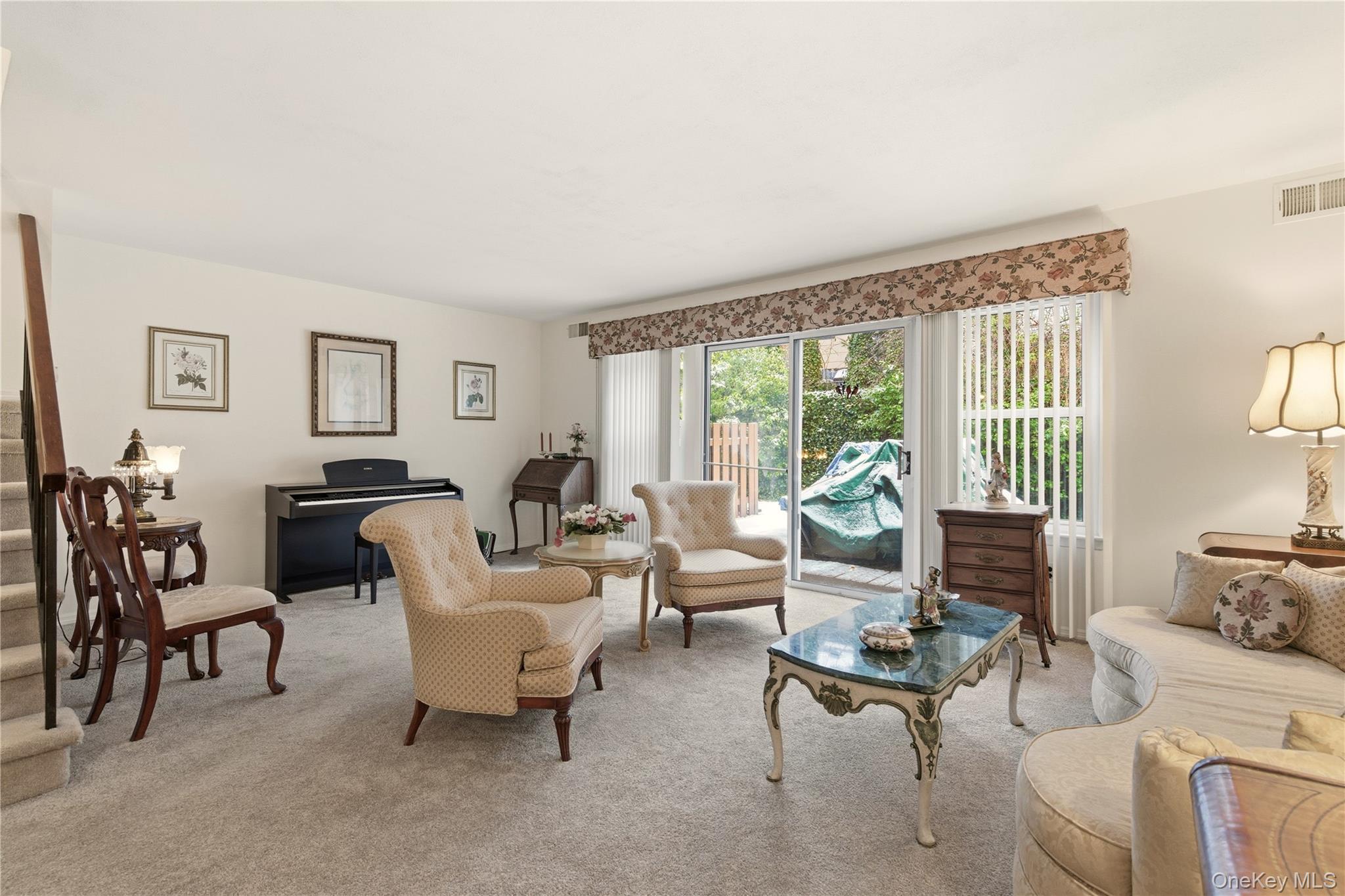 10 Hampton Way, Woodbury, NY 11797