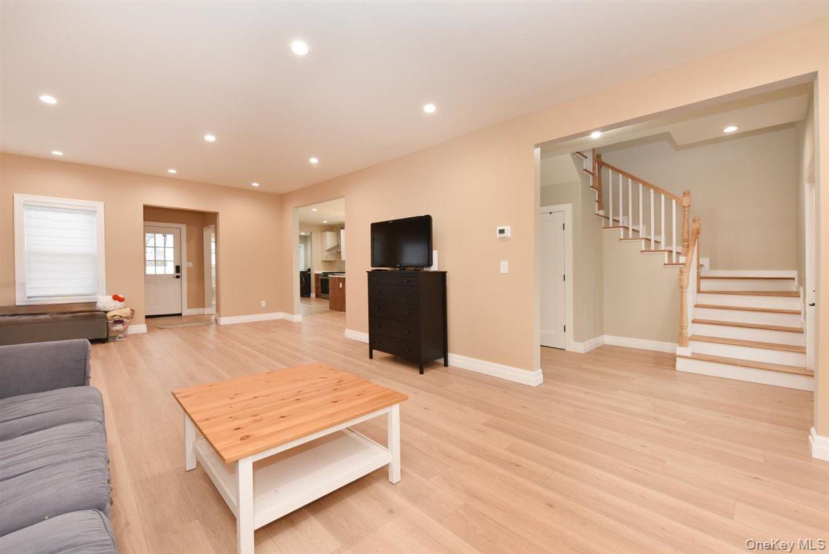 115 N Bergen Place, Freeport, NY 11520