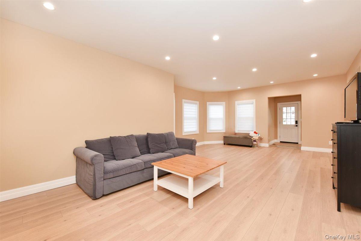 115 N Bergen Place, Freeport, NY 11520