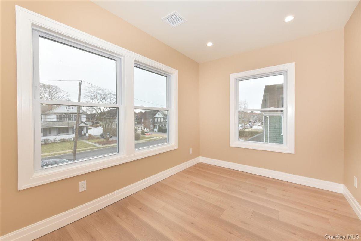 115 N Bergen Place, Freeport, NY 11520