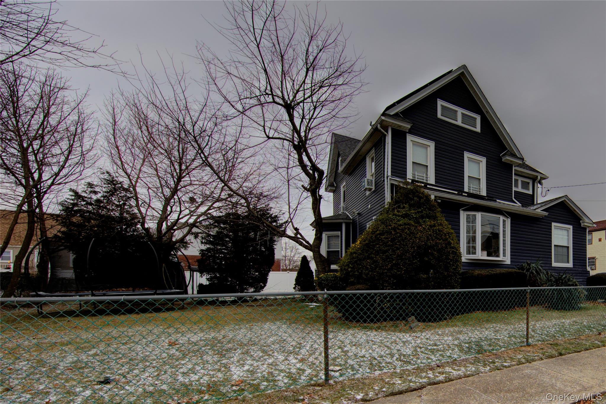 29 3rd Avenue, East Rockaway, NY 11518