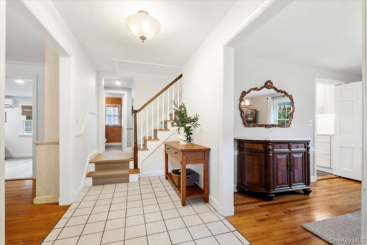 12 Stoneleigh Close, Scarsdale, NY 10583