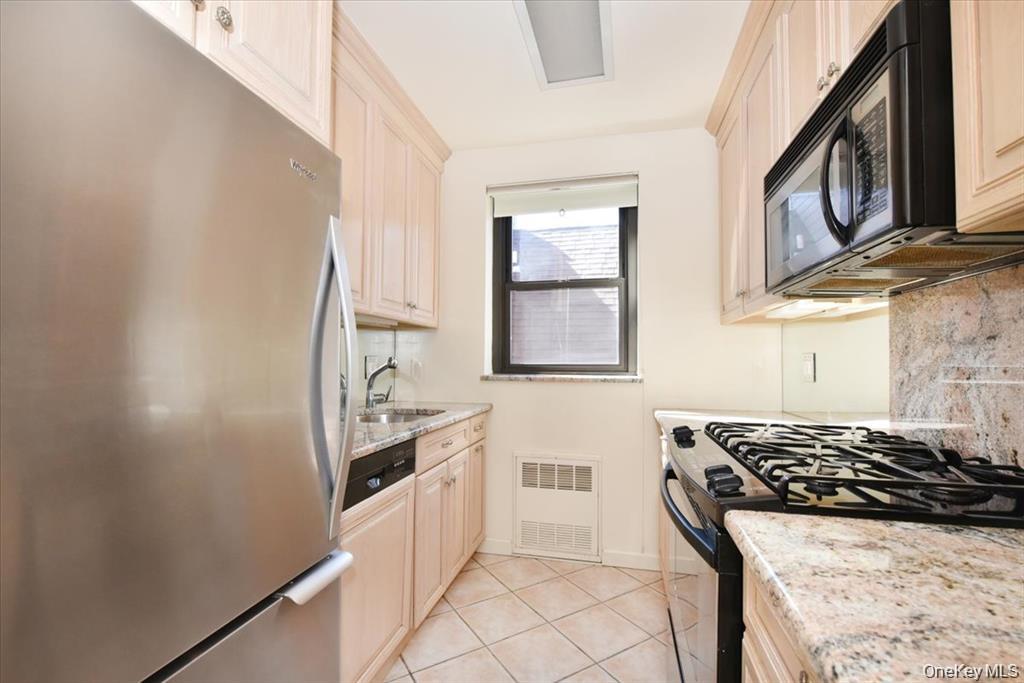 15 Hill Park Avenue # 2-C, Great Neck, NY 11021