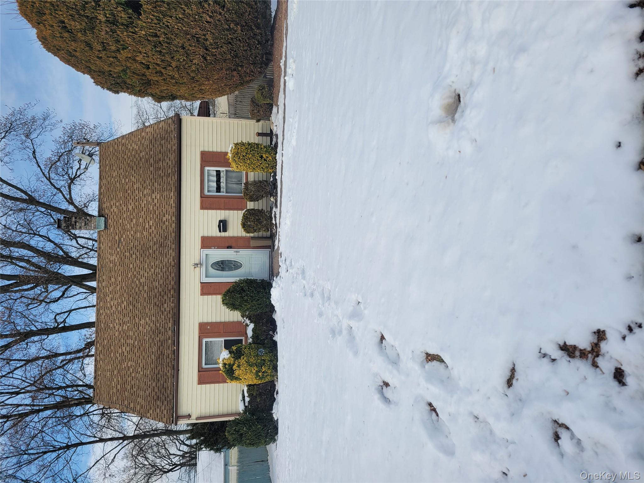 12 Garland Lane, Westbury, NY 11590