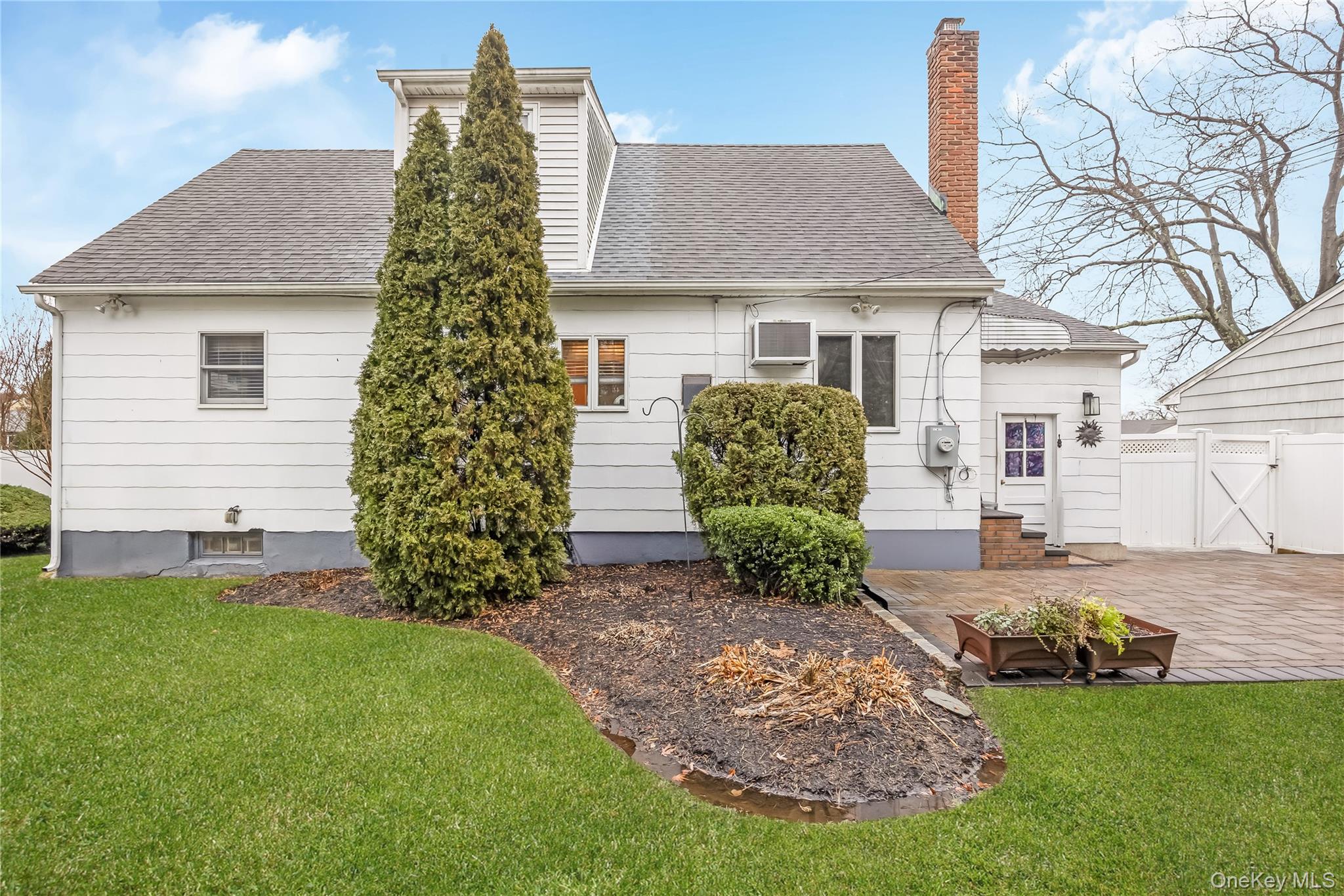 10 Roxbury Street, Farmingdale, NY 11735