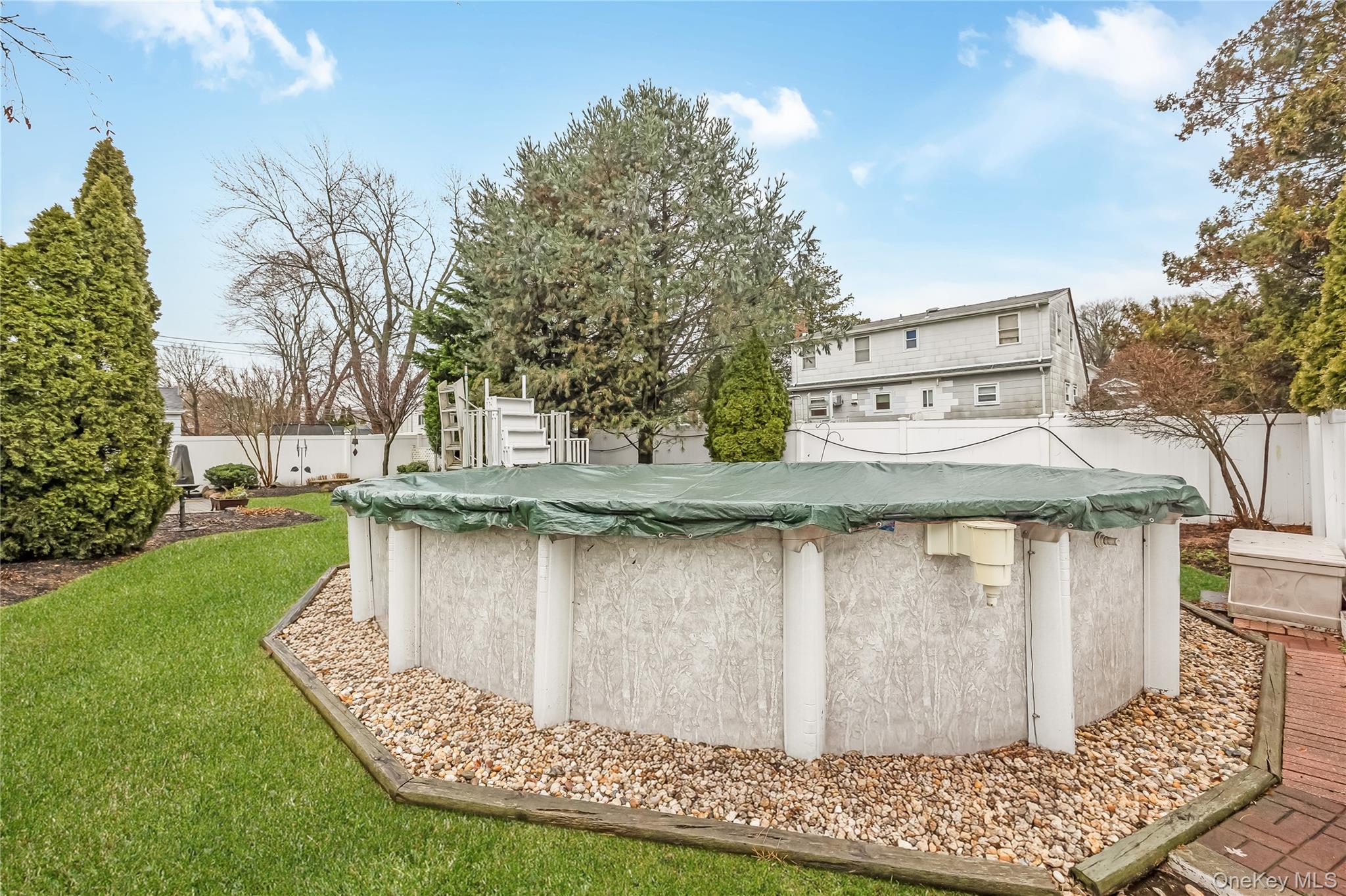 10 Roxbury Street, Farmingdale, NY 11735