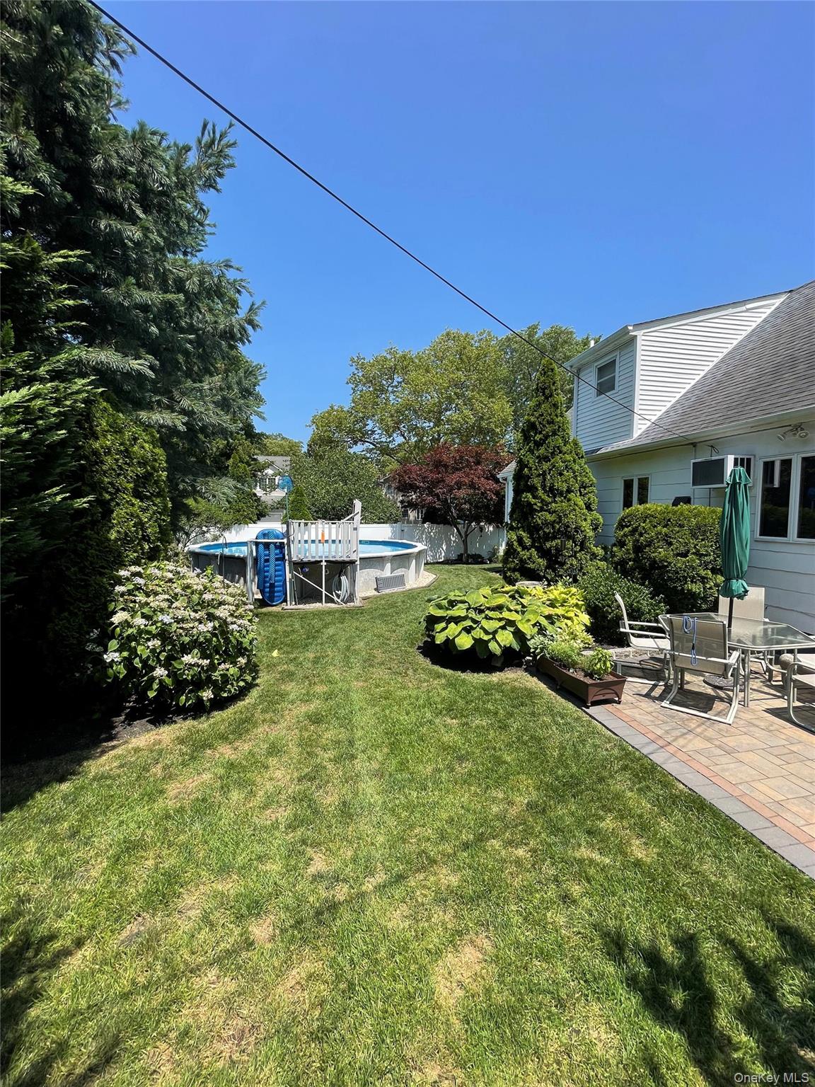 10 Roxbury Street, Farmingdale, NY 11735