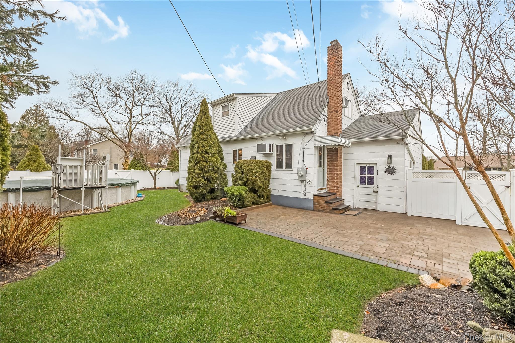 10 Roxbury Street, Farmingdale, NY 11735