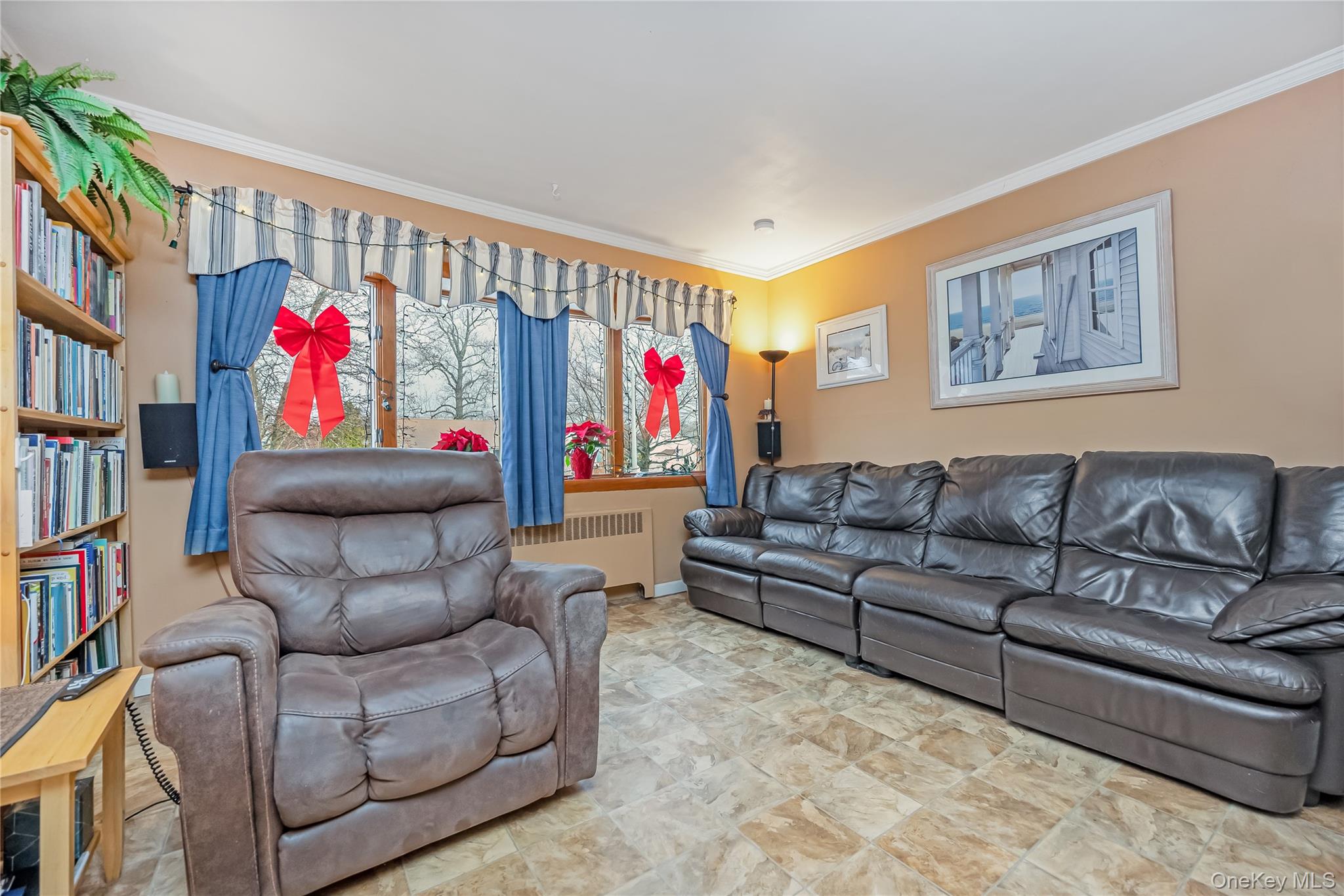 10 Roxbury Street, Farmingdale, NY 11735