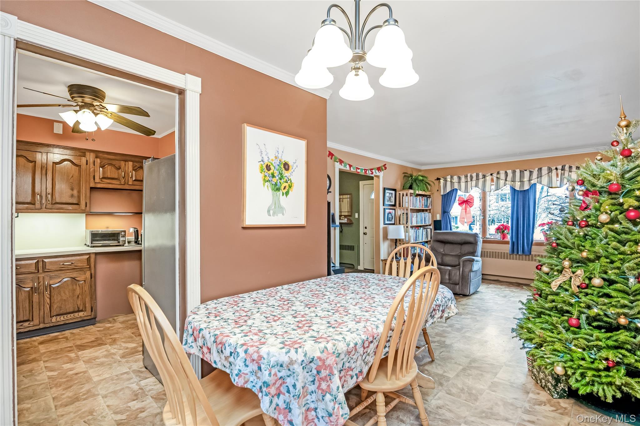 10 Roxbury Street, Farmingdale, NY 11735