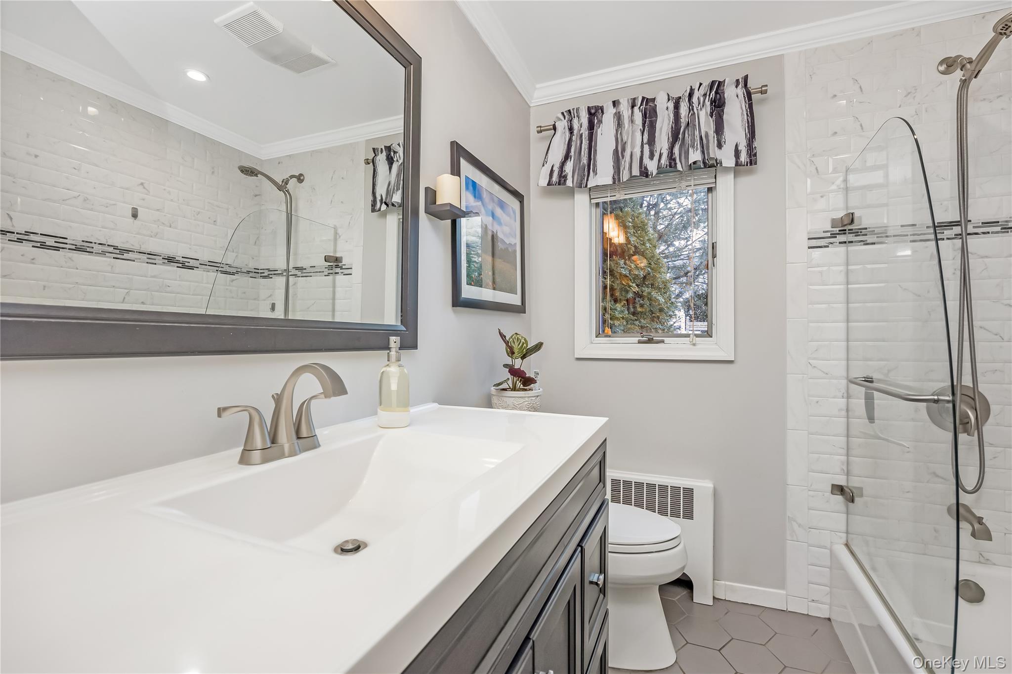 10 Roxbury Street, Farmingdale, NY 11735