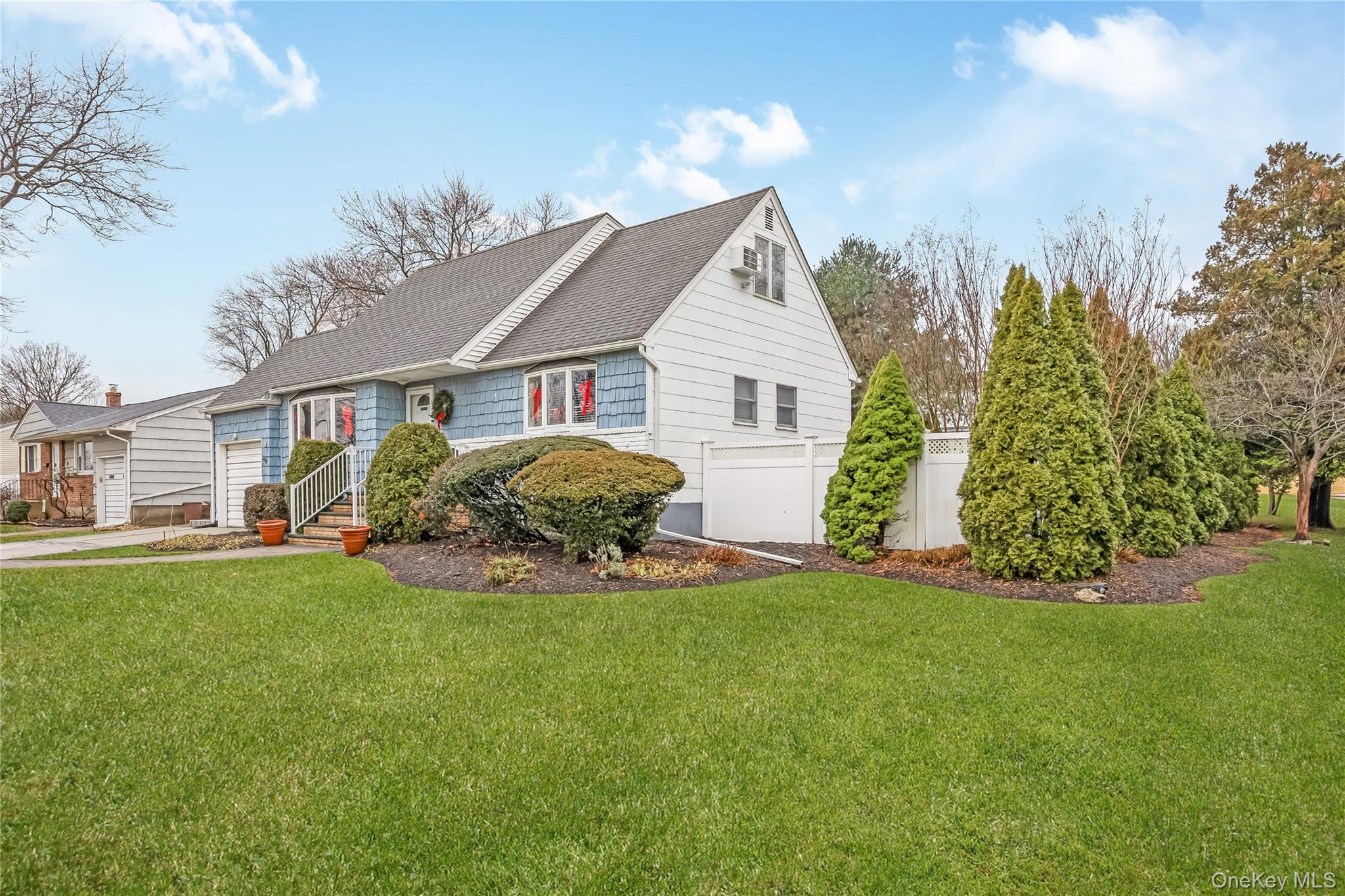 10 Roxbury Street, Farmingdale, NY 11735