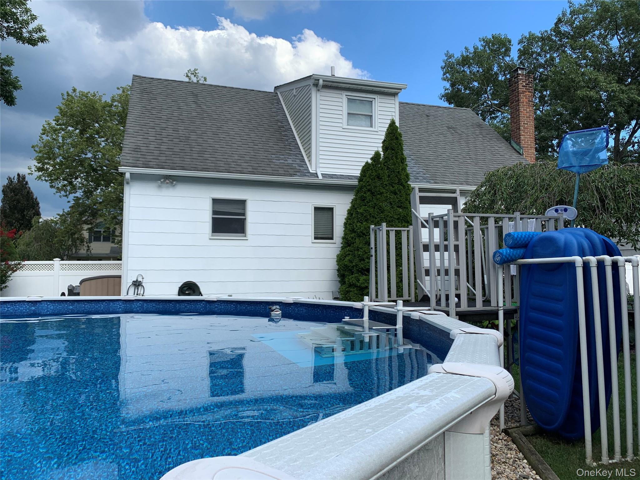 10 Roxbury Street, Farmingdale, NY 11735