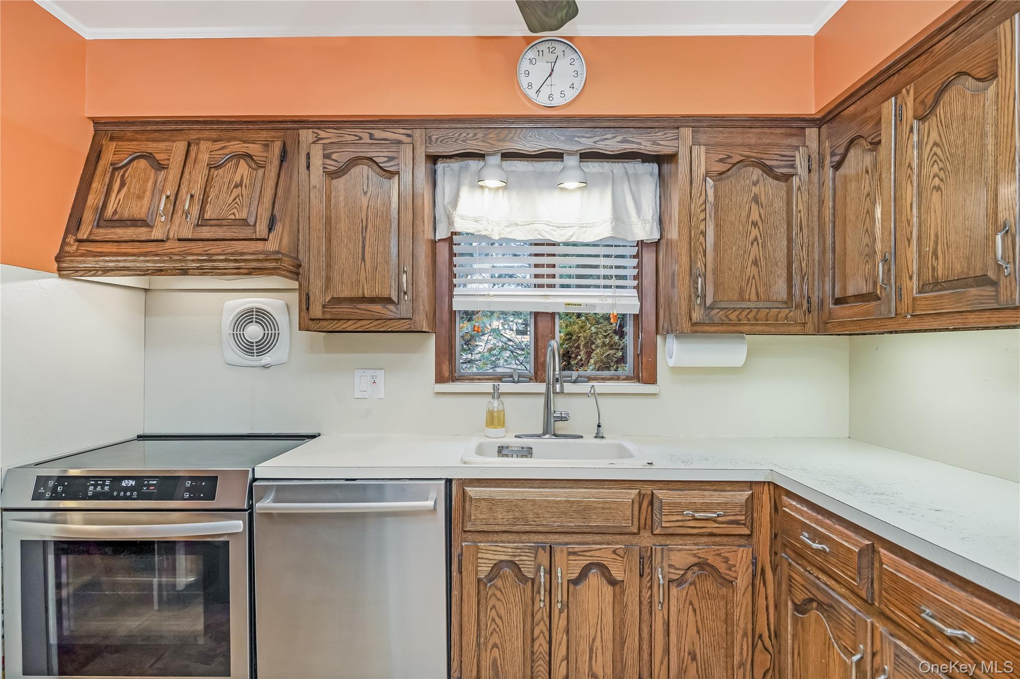 10 Roxbury Street, Farmingdale, NY 11735