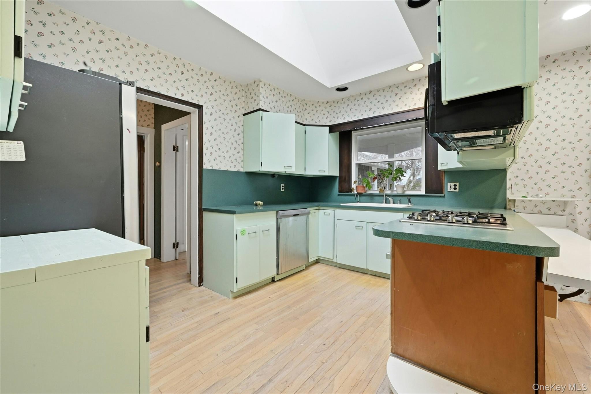 54 Cove Road, Huntington, NY 11743