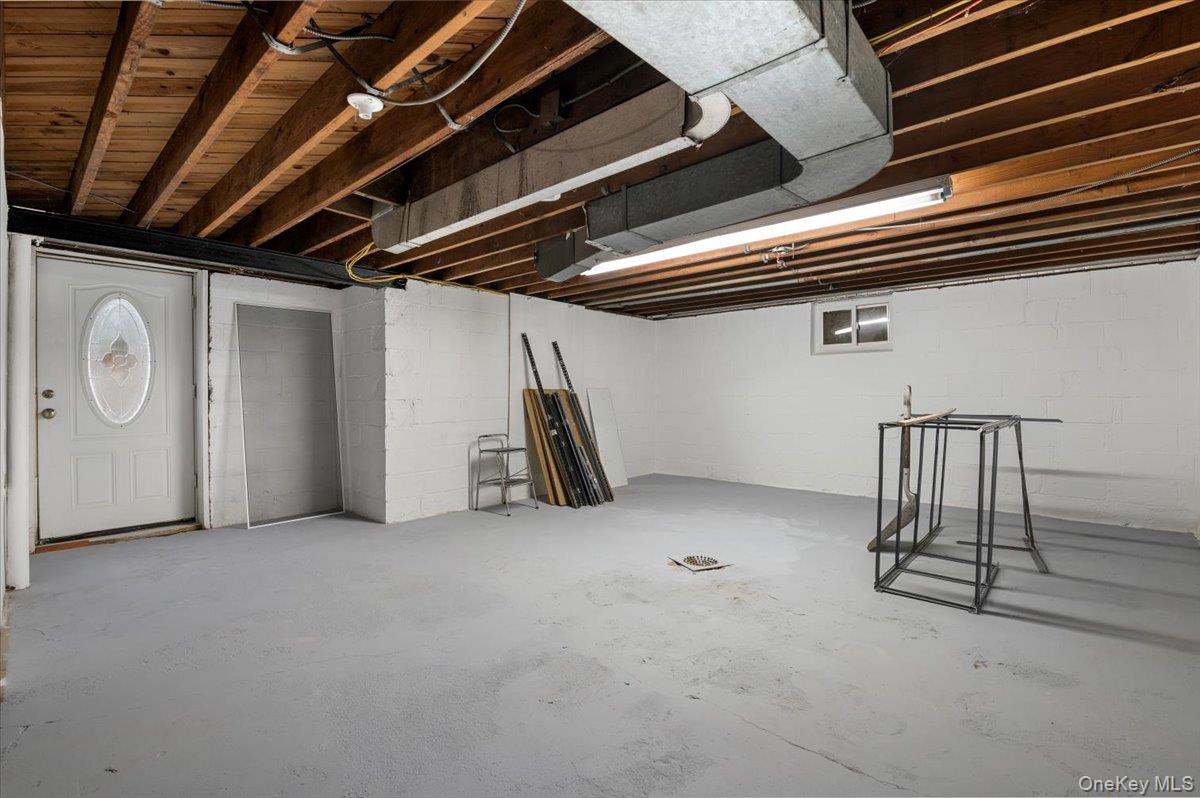 33 Fleets Cove Road, Huntington, NY 11743