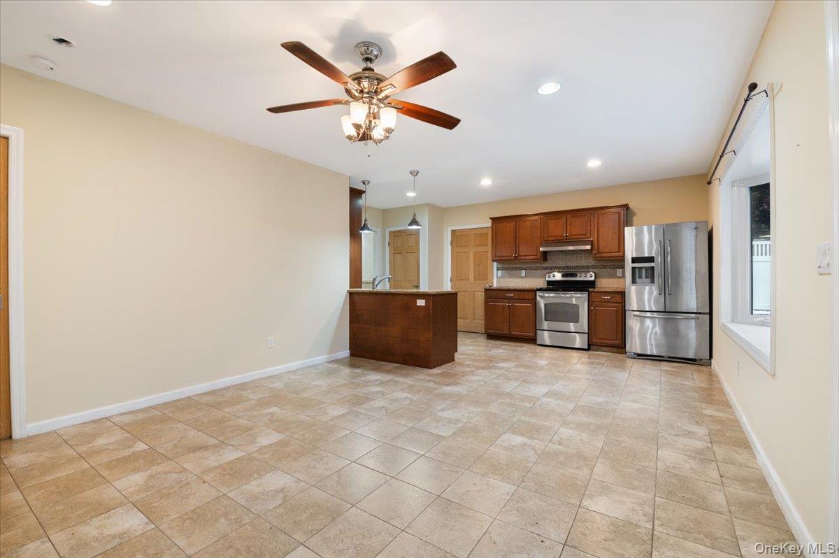 33 Fleets Cove Road, Huntington, NY 11743