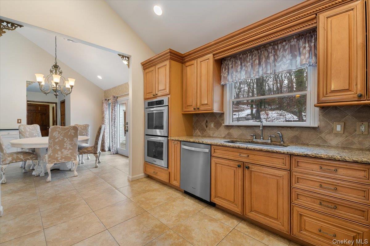 33 Fleets Cove Road, Huntington, NY 11743