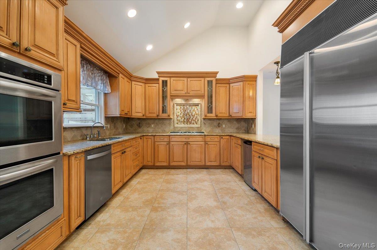 33 Fleets Cove Road, Huntington, NY 11743