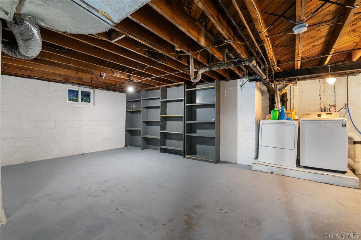 33 Fleets Cove Road, Huntington, NY 11743