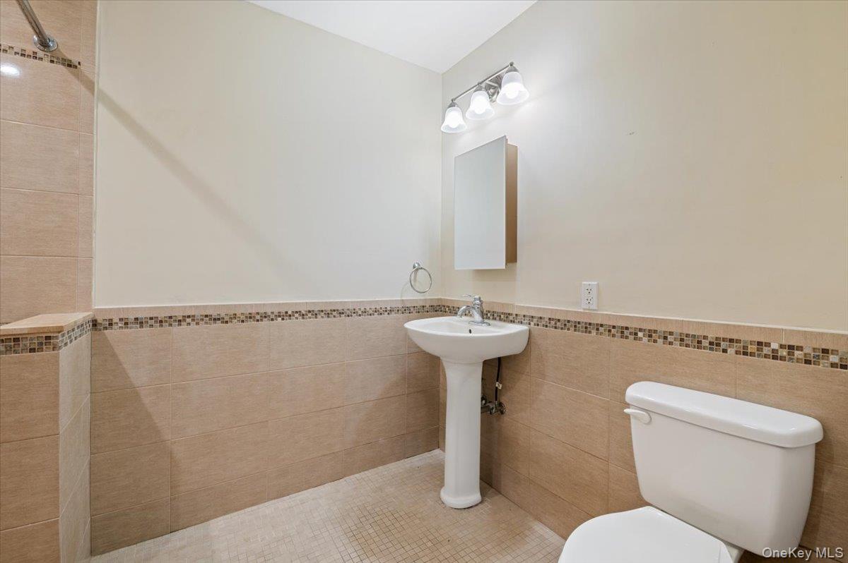 33 Fleets Cove Road, Huntington, NY 11743