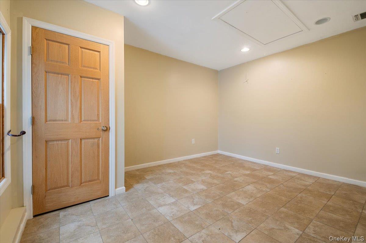 33 Fleets Cove Road, Huntington, NY 11743